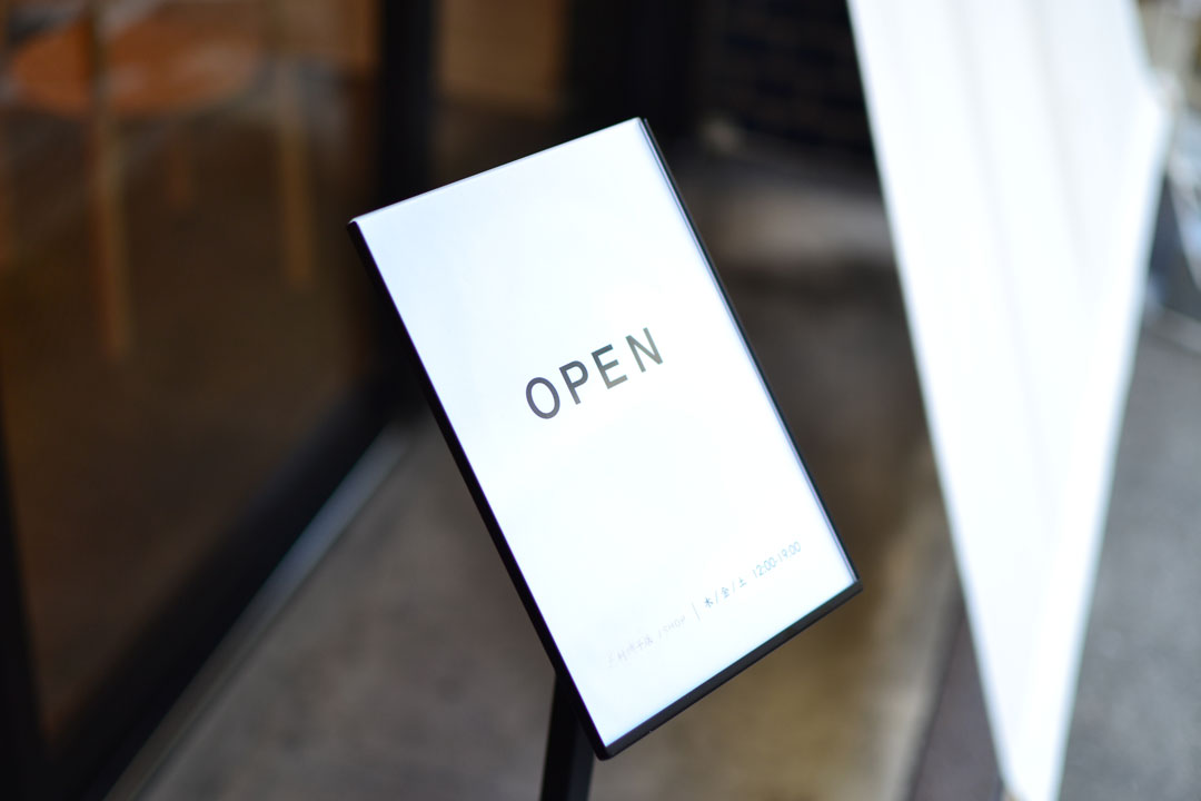 A5キャプションスタンド｜埼玉県吉川市の町工場 有限会社山口製作所 オリジナル店舗什器デザイン製品