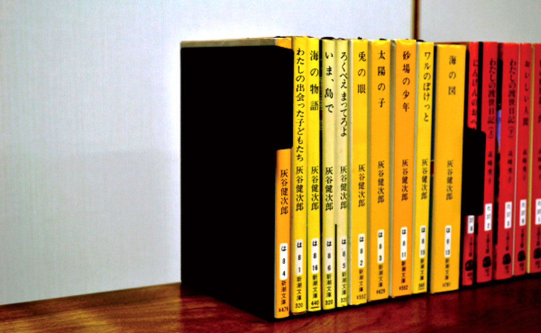 文庫本サイズの本立て ブックエンドインデックス｜埼玉県吉川市の町工場 有限会社山口製作所 オリジナルデザイン製品