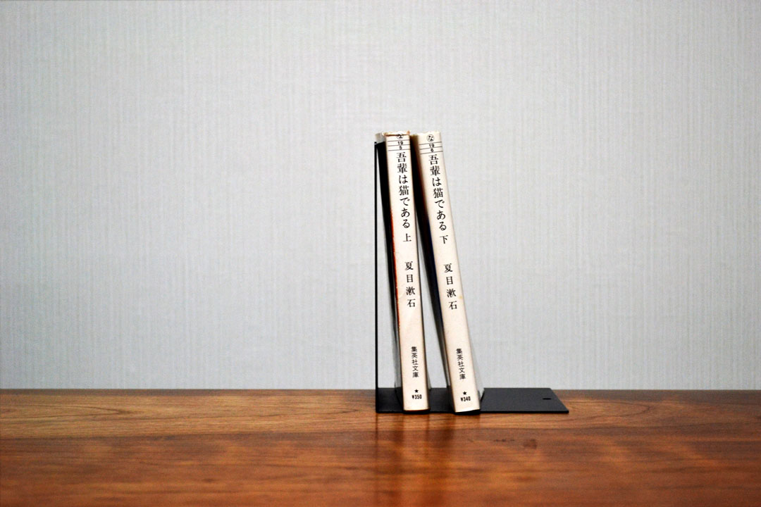 文庫本サイズの本立てブックエンド｜埼玉県吉川市の町工場 有限会社山口製作所 オリジナルデザイン製品