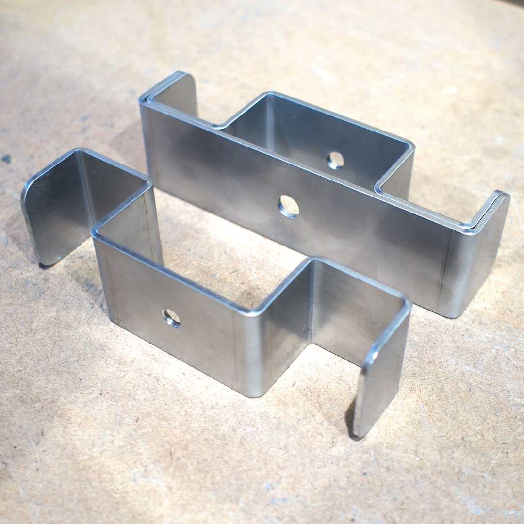 埼玉県吉川市 金属加工の町工場 有限会社山口製作所 オリジナル店舗デザイン什器・オブジェ｜ハット曲げ応用