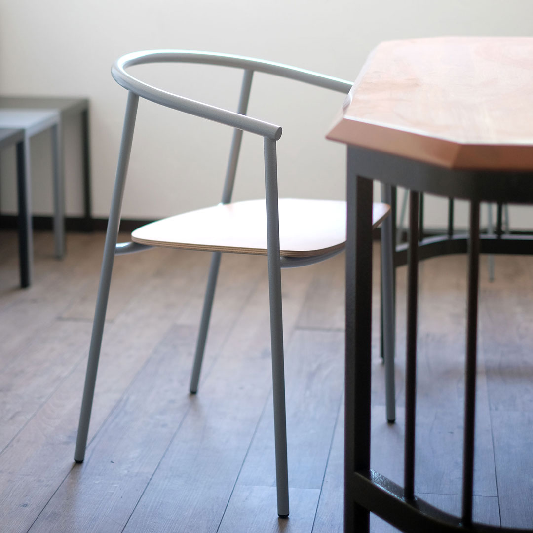 埼玉県吉川市 金属加工の町工場 有限会社山口製作所 オリジナル店舗デザイン什器・オブジェ｜鉄の椅子スチールパイプチェア