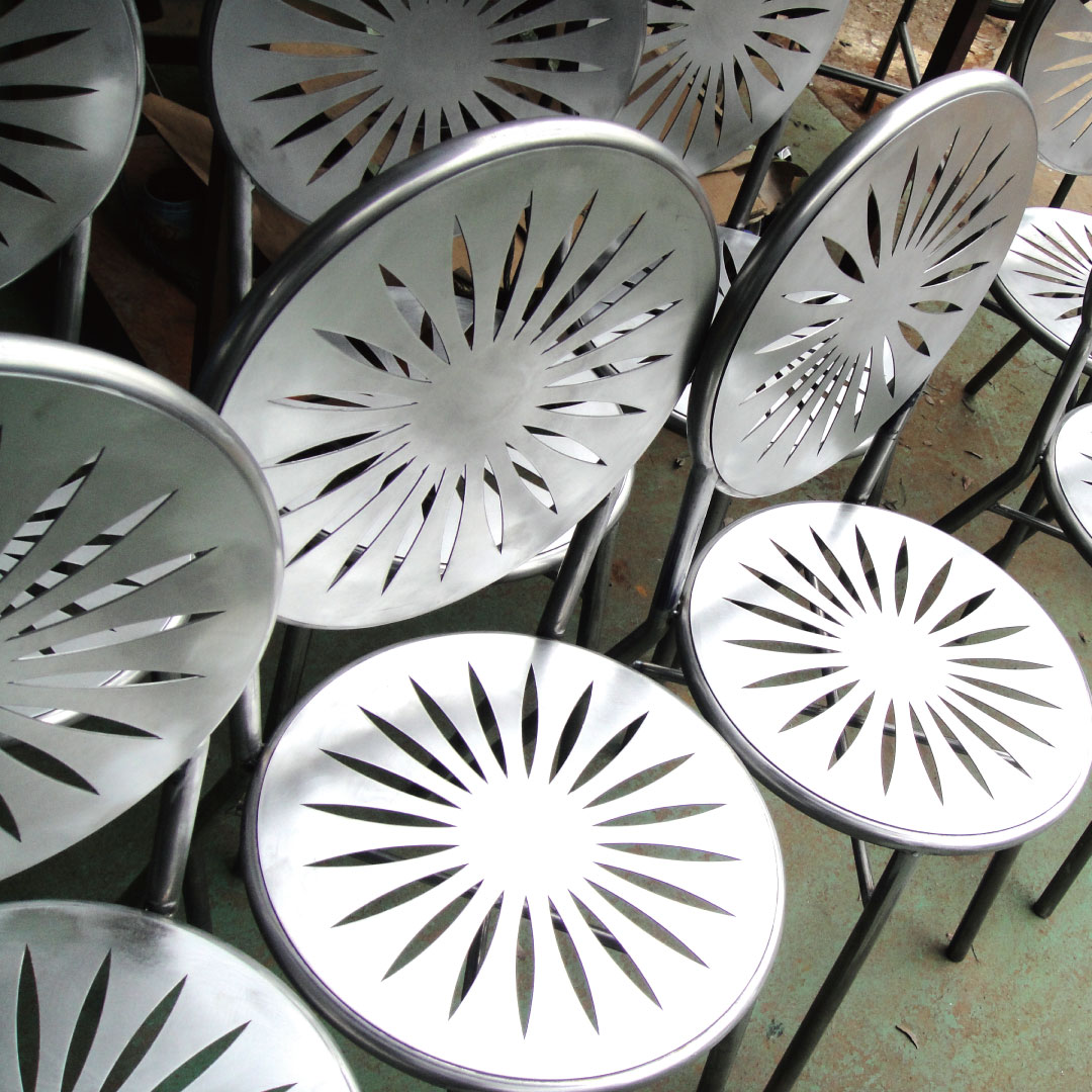 埼玉県吉川市 金属加工の町工場 有限会社山口製作所 オリジナル店舗デザイン什器・オブジェ｜舞台美術の椅子